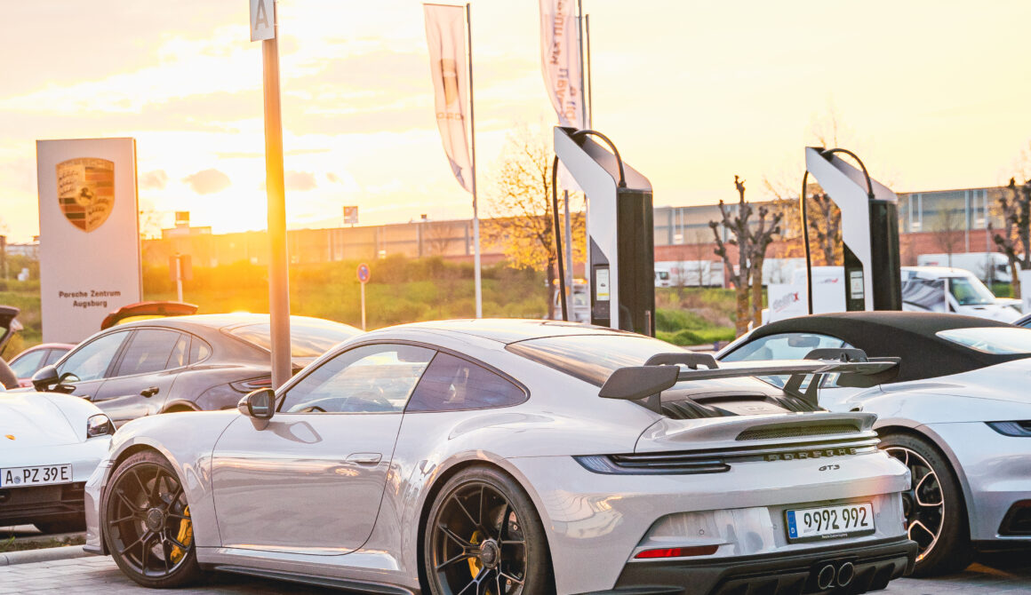 Porsche auf einem Automotive-Event bei Sonnenlicht.